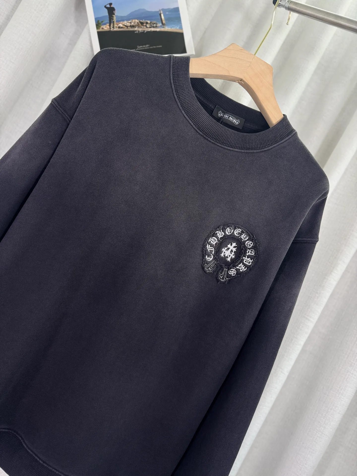 P280 top version, real shot without P, ​​different from market currency) 𝗖𝗵𝗿𝗼𝗺𝗲 𝗛𝗲𝗮𝗿𝘁𝘀/Cro Heart 2025 washed patch embroidery autumn and winter new original single counter American laser burnt 3D three-dimensional color embroidery couple casual sweatshirt 👑The highest version! Customized fabric 500g tripe terry fabric! American acid-washed and distressed original fabric laser burnt ✟appliqué embroidery and exquisite embroidery of letters! The best-selling model in the counter, very comfortable to wear. Accessories: original molded and authenticated collar label➕100% silk wash label. Genuine purchase-grade original hangtag➕matching hanging rope➕3D hanging beads➕original packaging bag. Craftsmanship: The original version has consistent wiring! The highest version of the armhole matching technique! Color: Blue Black Size: S M L XL Style No.: 1033